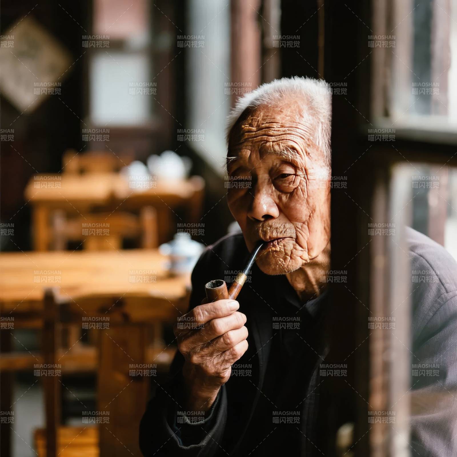 老者品烟 岁月静好图片