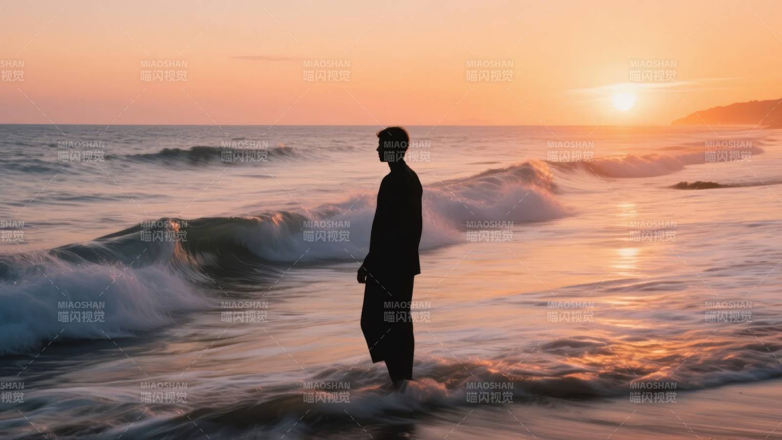 夕阳下的海边剪影图片