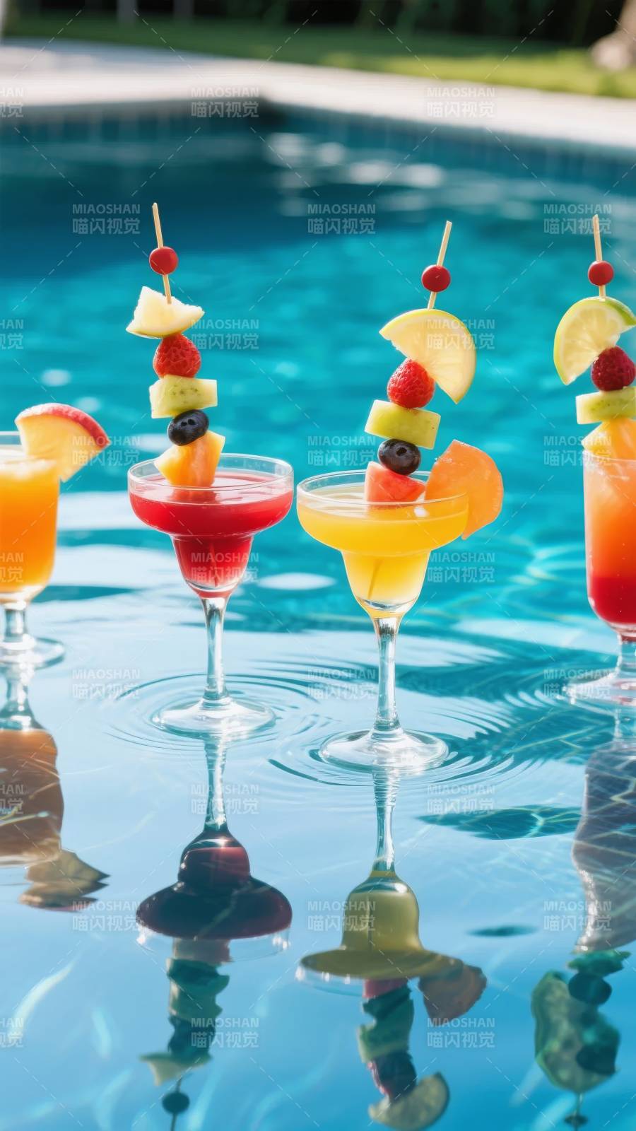 泳池边的水果鸡尾酒图片
