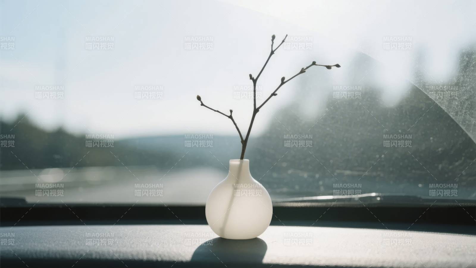 窗台上的枯枝花瓶图片