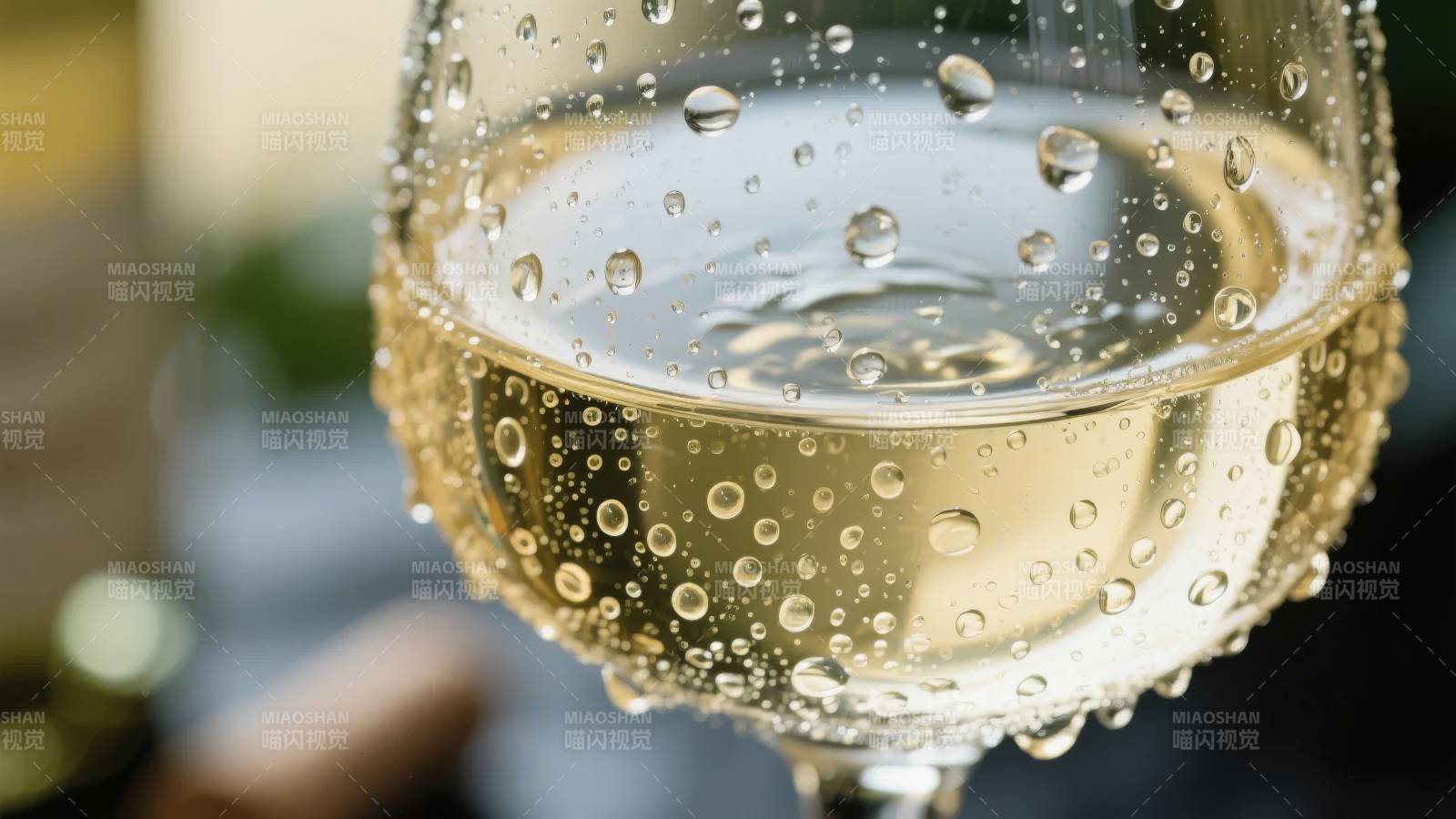 冰镇白葡萄酒特写图片