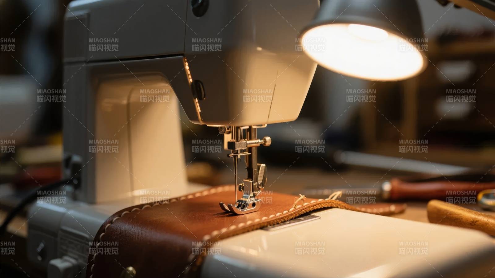 缝纫机工作特写图片