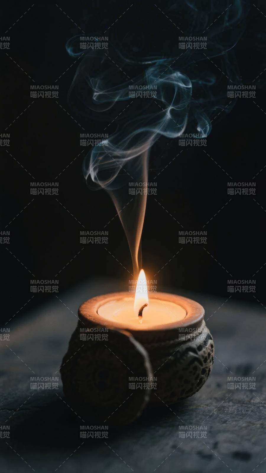 烛火轻烟袅袅图片