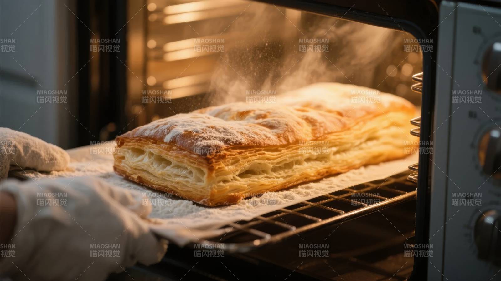 金黄酥皮出炉瞬间图片