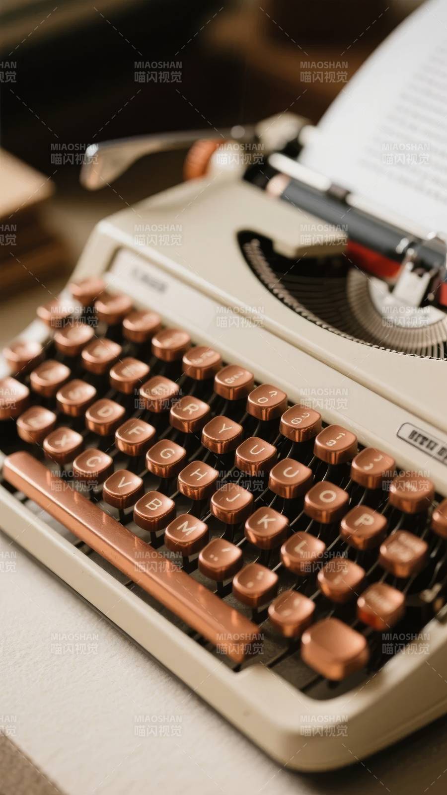 复古打字机特写图片