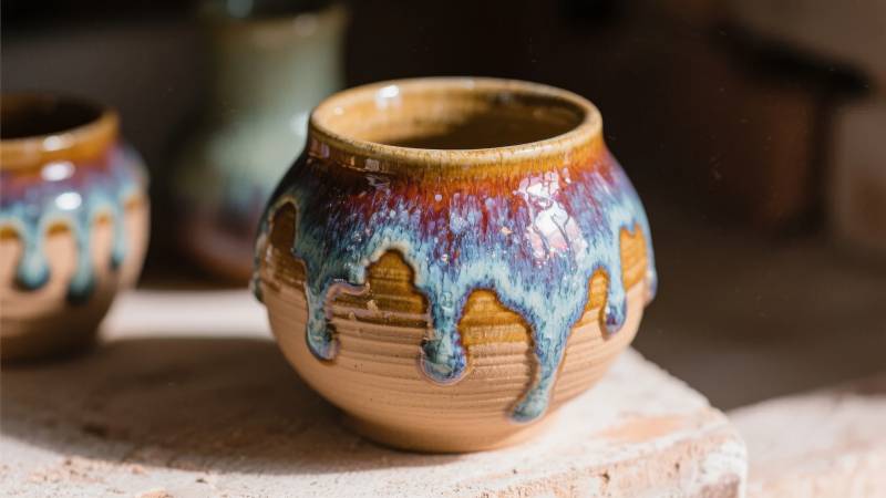 彩釉陶罐特写图片