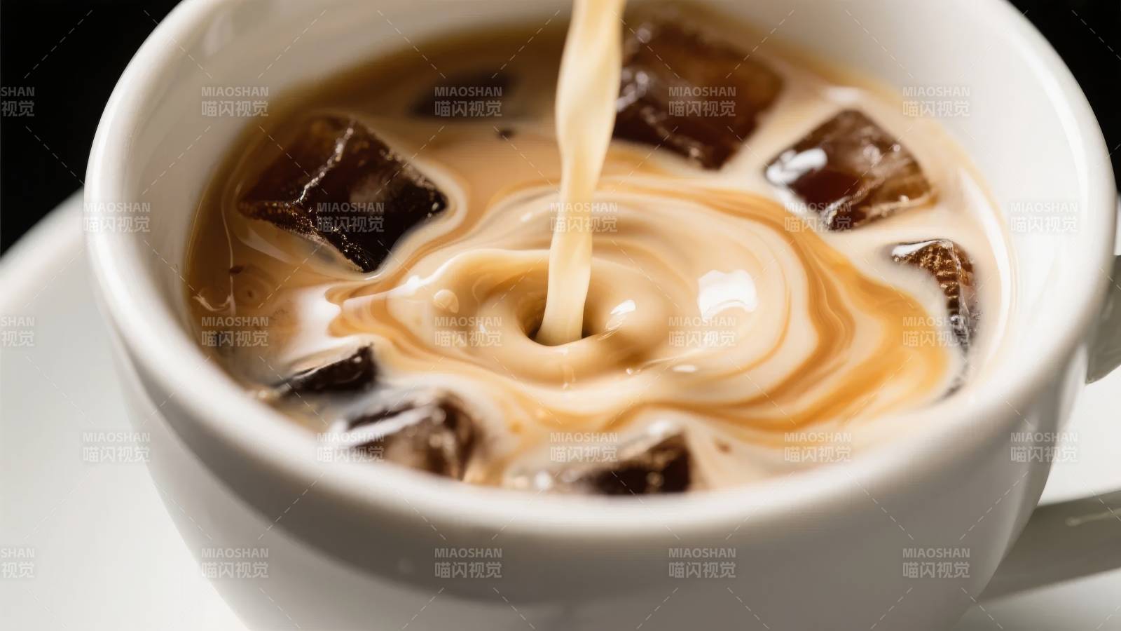 冰咖啡倒入杯中图片