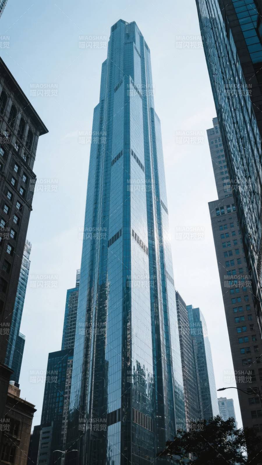 摩天大楼耸入云霄图片