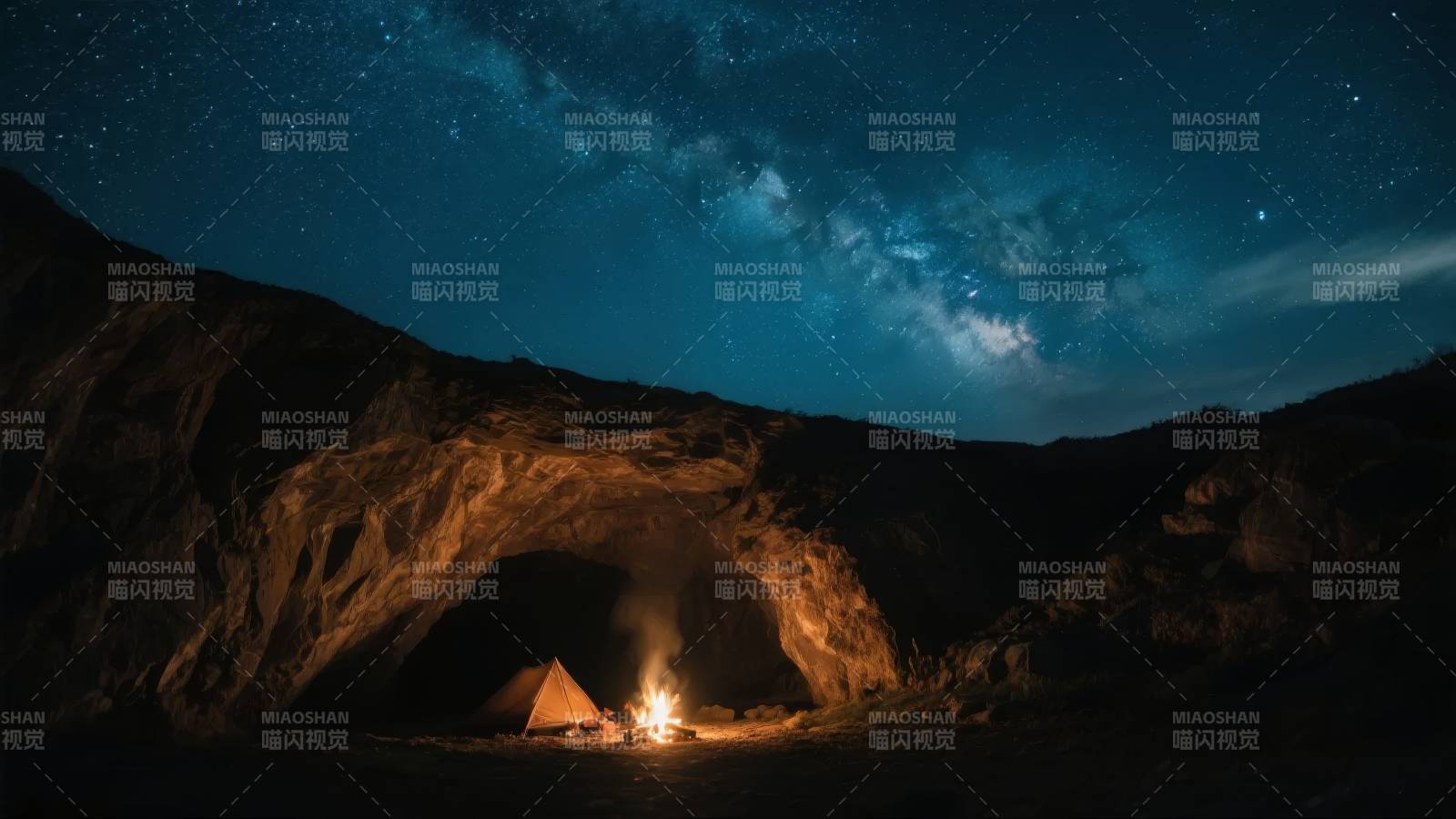 星空下的洞穴露营图片