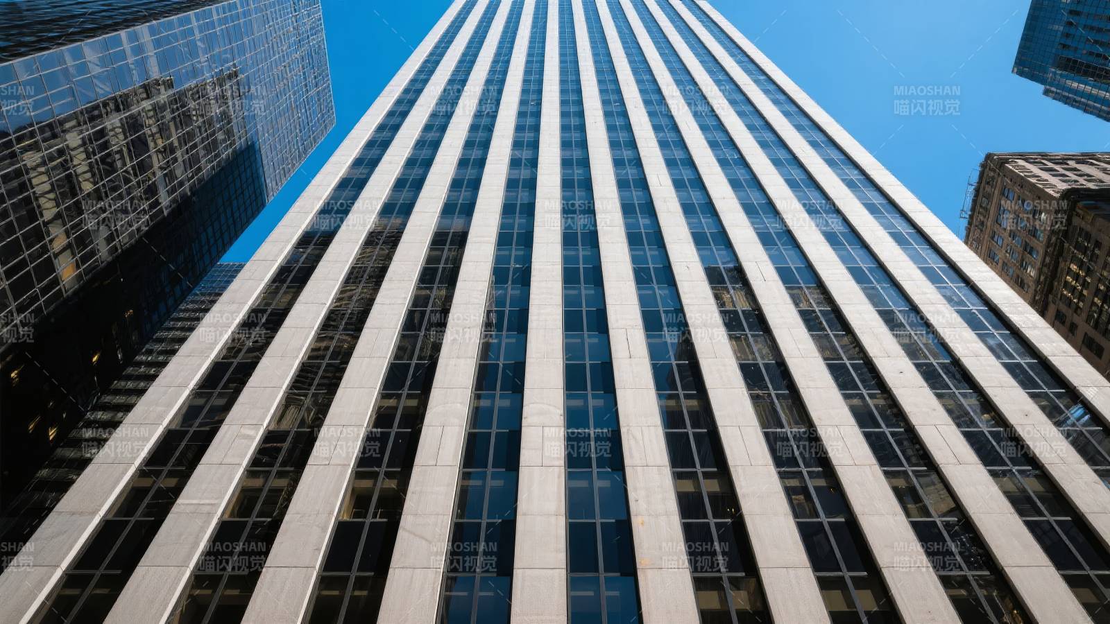 摩天大楼仰视图图片