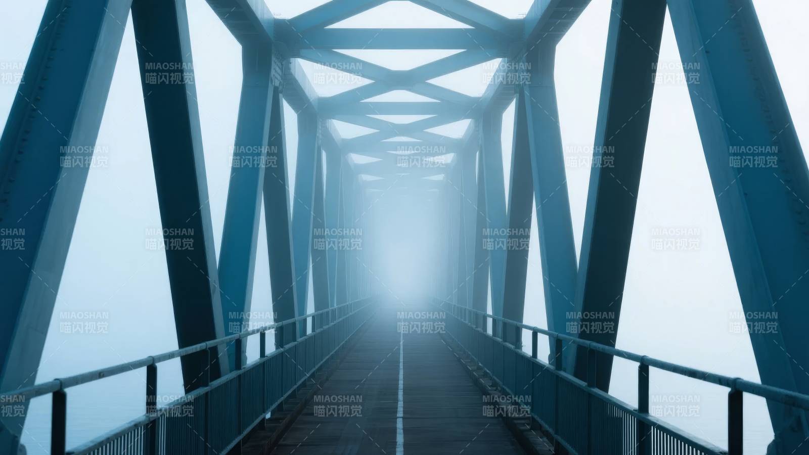 雾中桥影图片