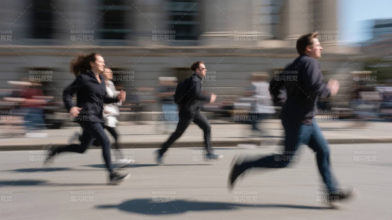 街头奔跑的人群图片