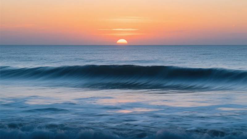 夕阳海浪图片