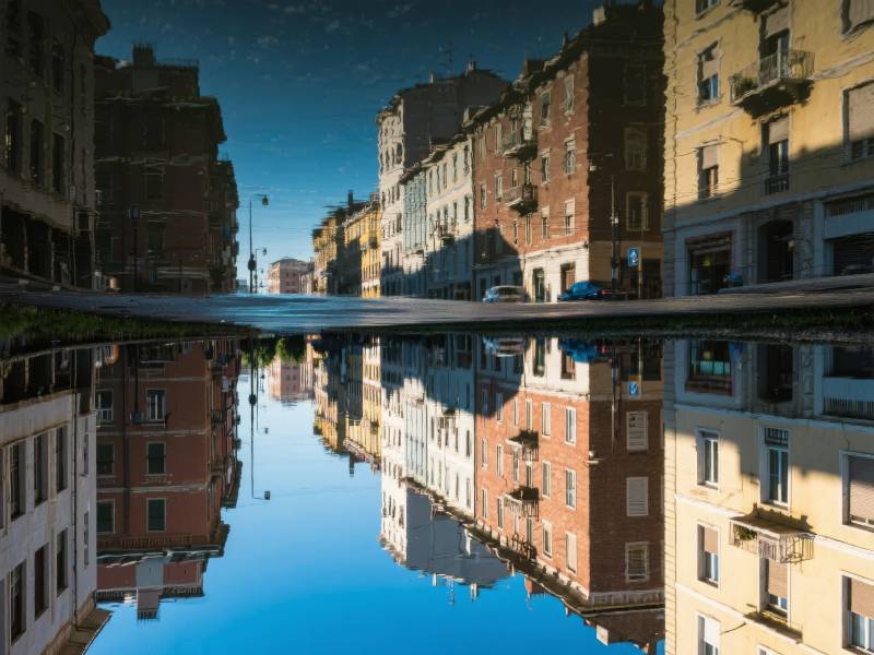 城市倒影如镜图片