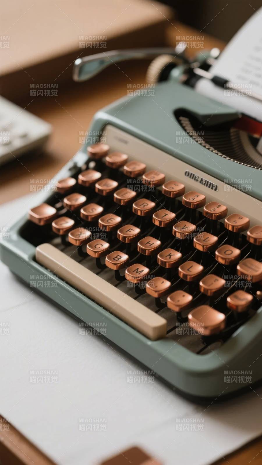 复古打字机静谧时光图片