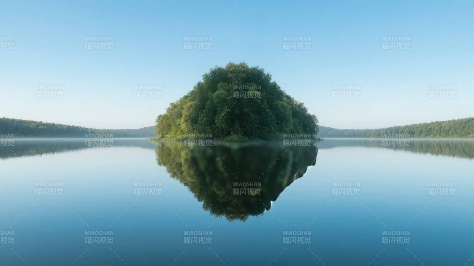 湖心绿岛倒影图片