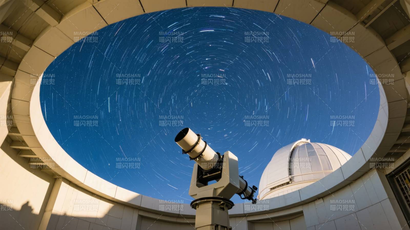 星轨下的天文台图片