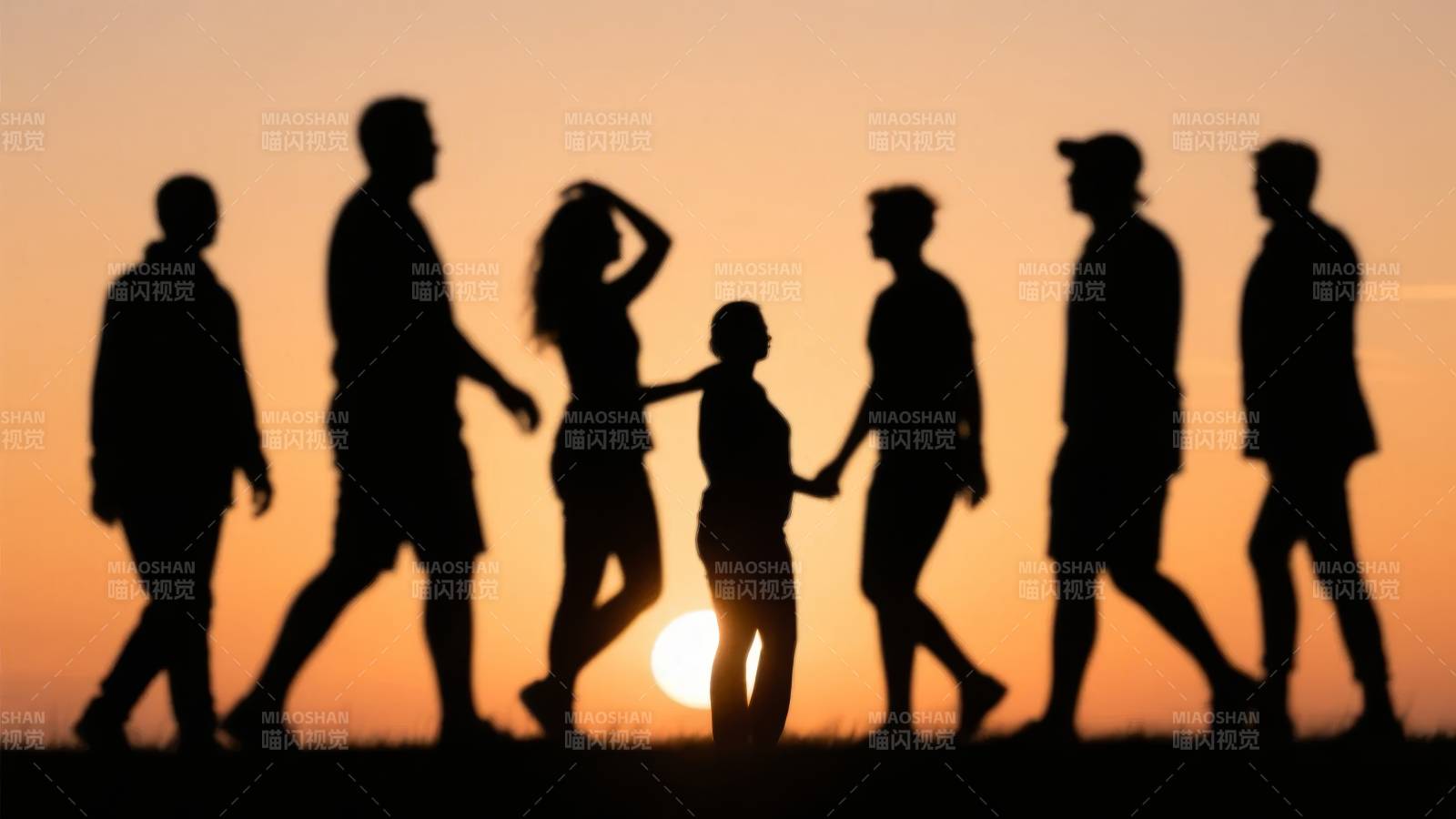夕阳下的人影行走图片