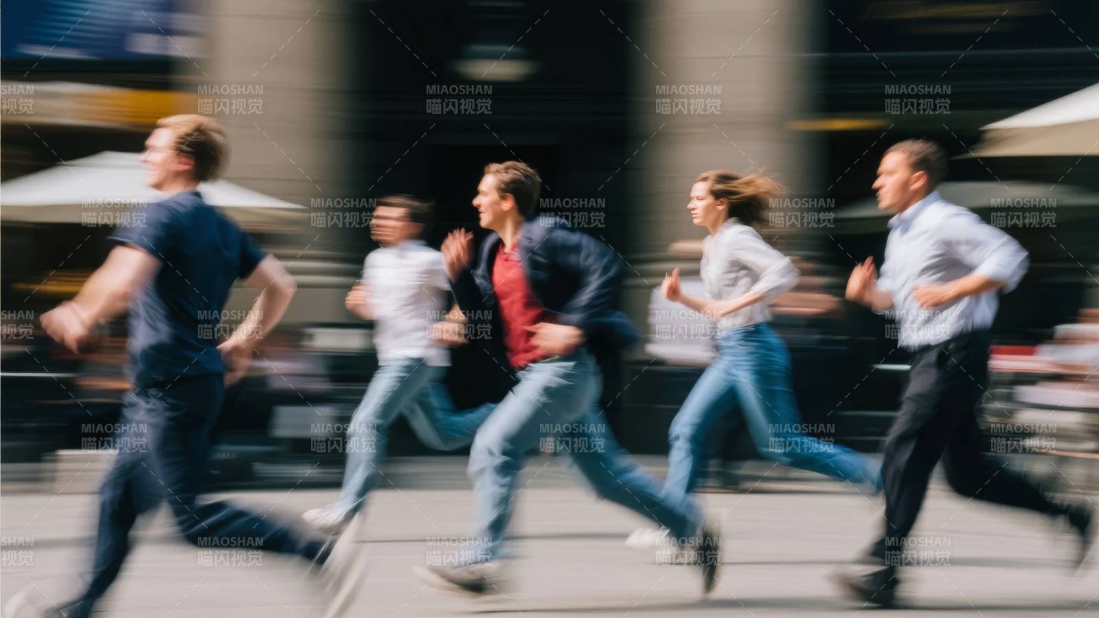 街头疾行的人群图片