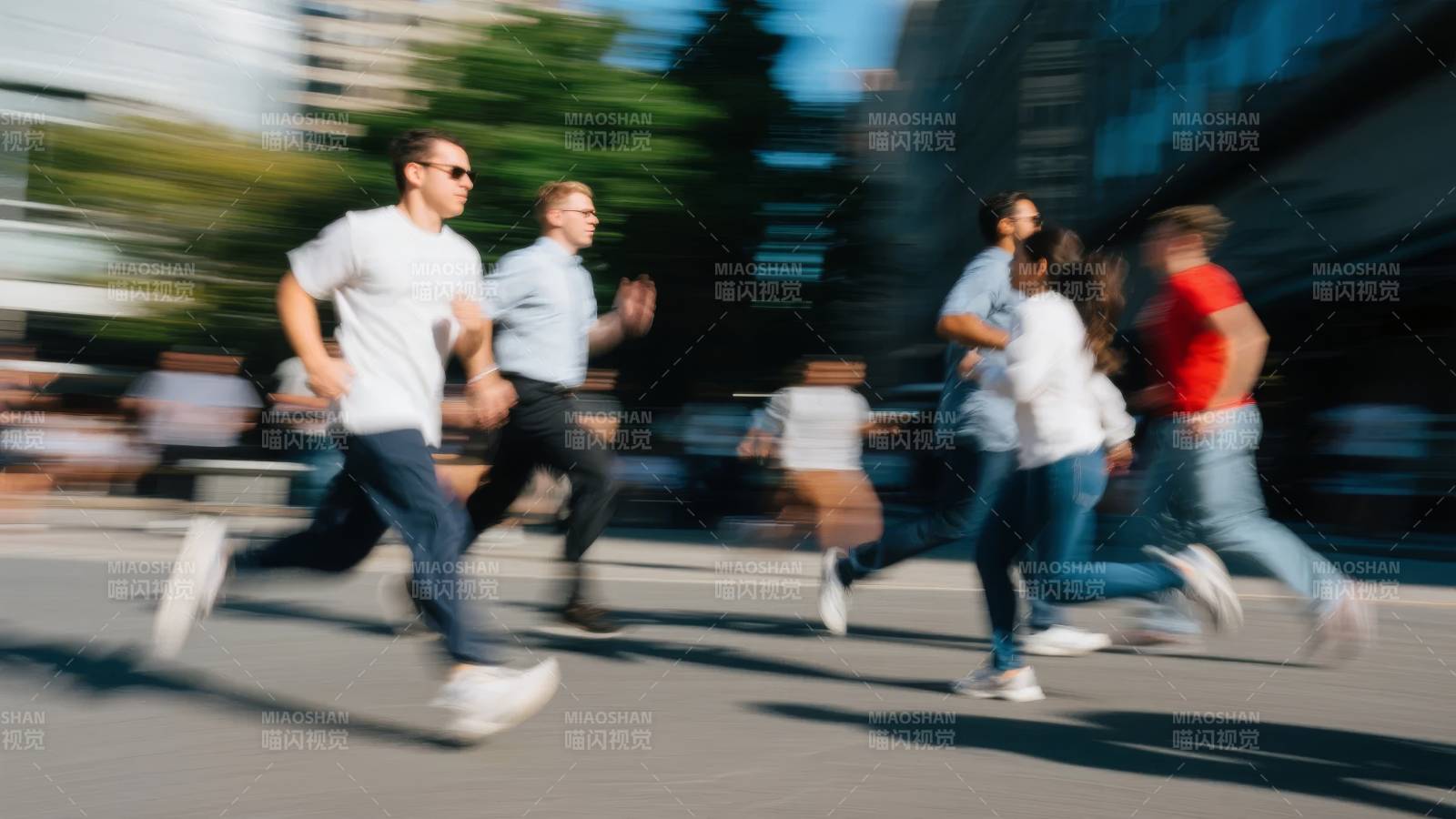 城市奔跑的瞬间图片