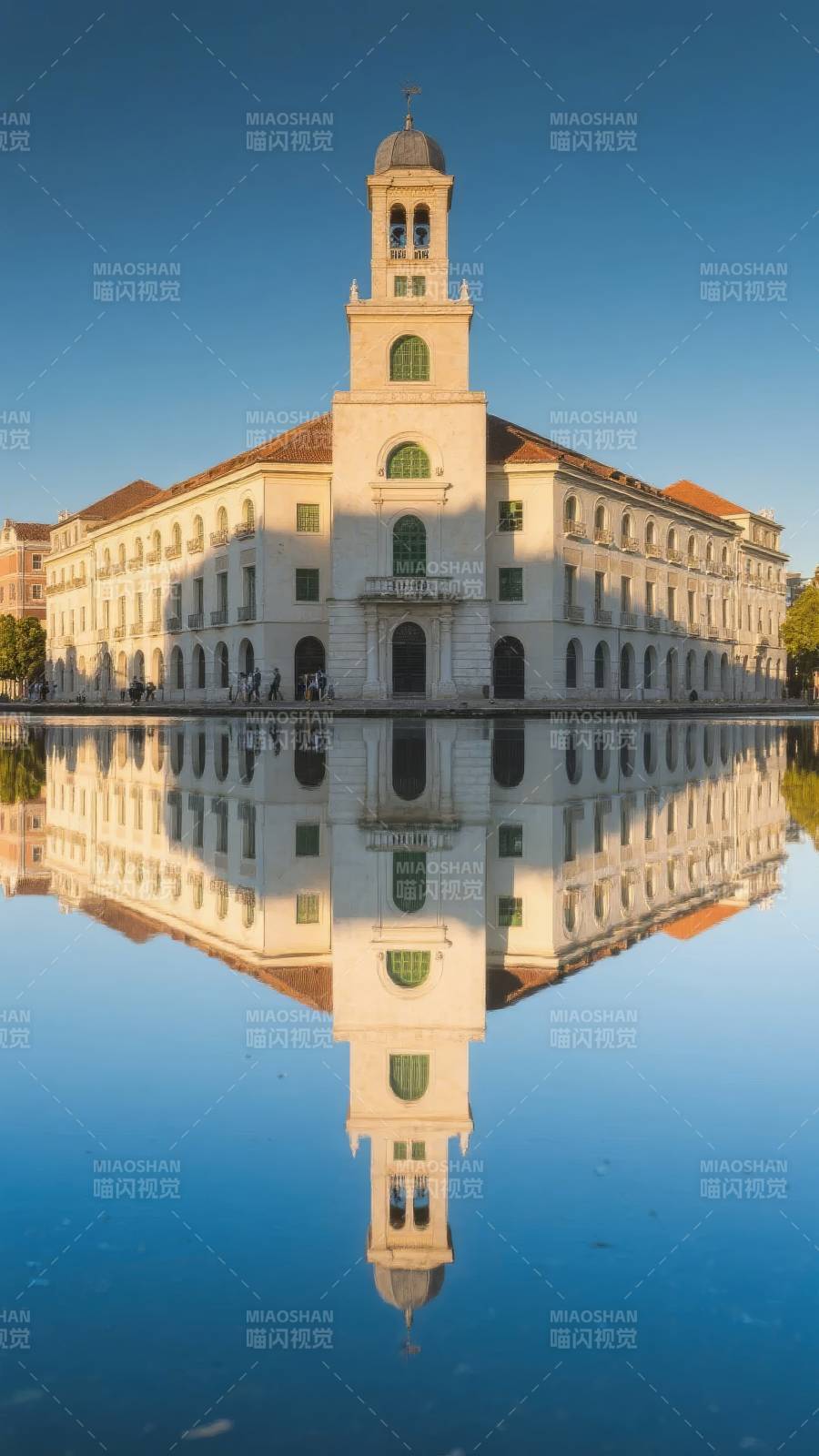 建筑倒影如镜图片