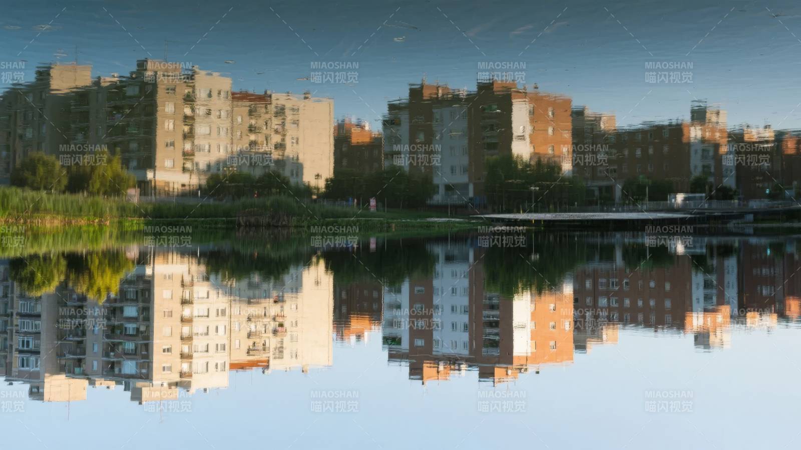 湖畔建筑倒影图片