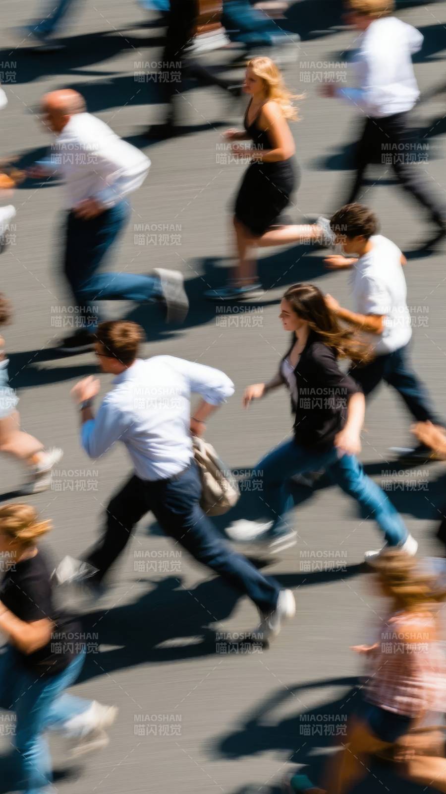 街头奔跑的人群图片
