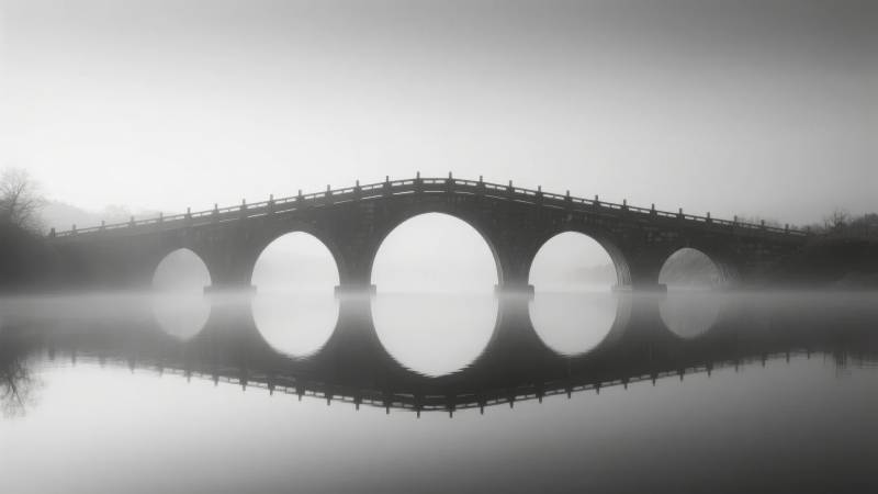 雾中拱桥倒影图片