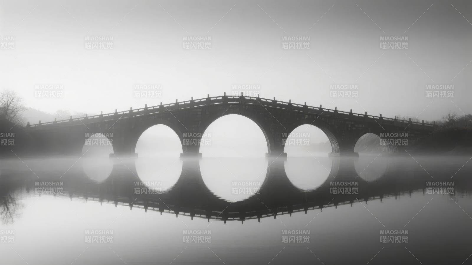 雾中拱桥倒影图片