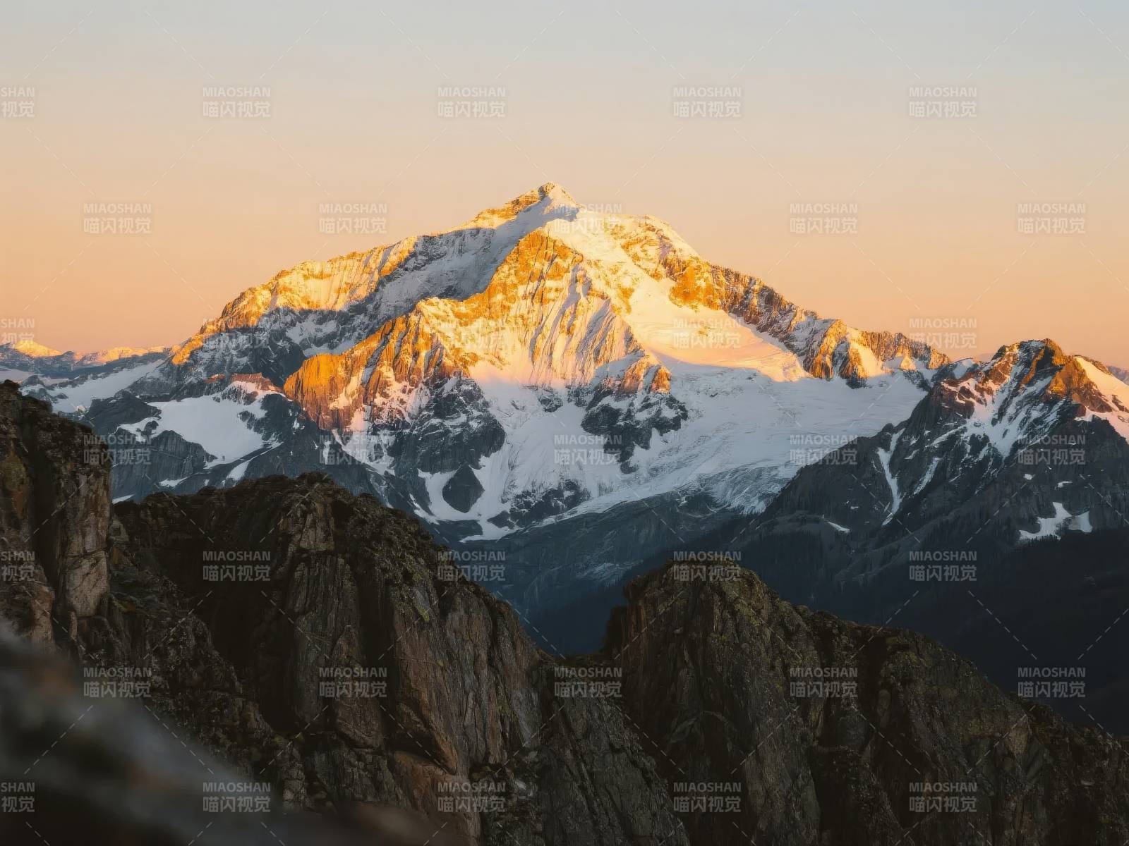 雪山日出美景图片