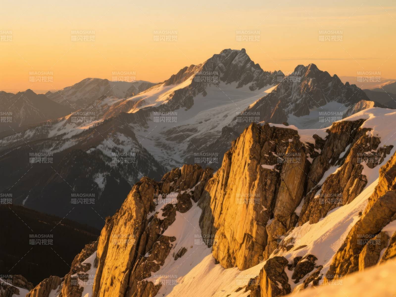 雪山日出美景图片