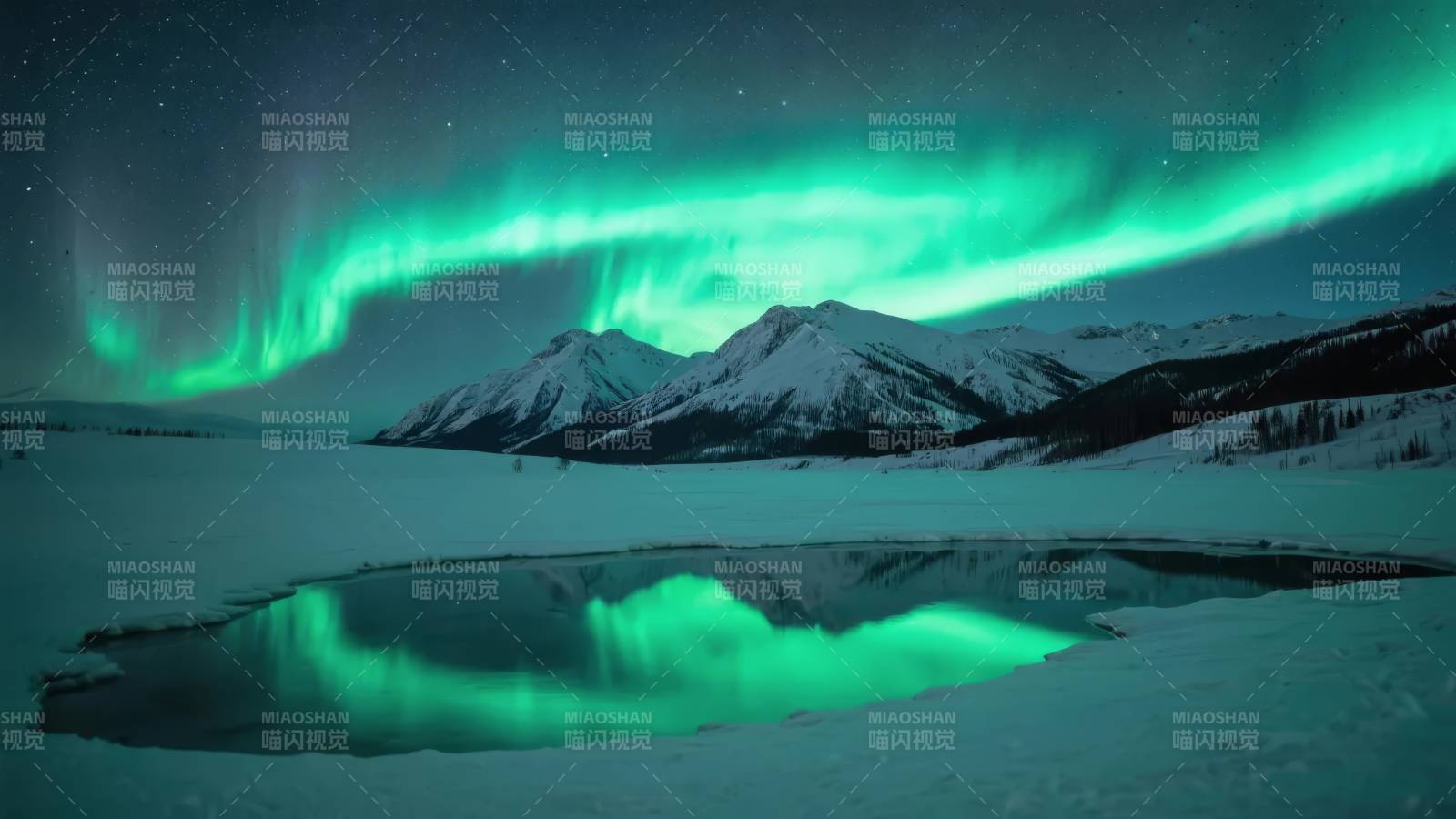 极光映雪湖图片