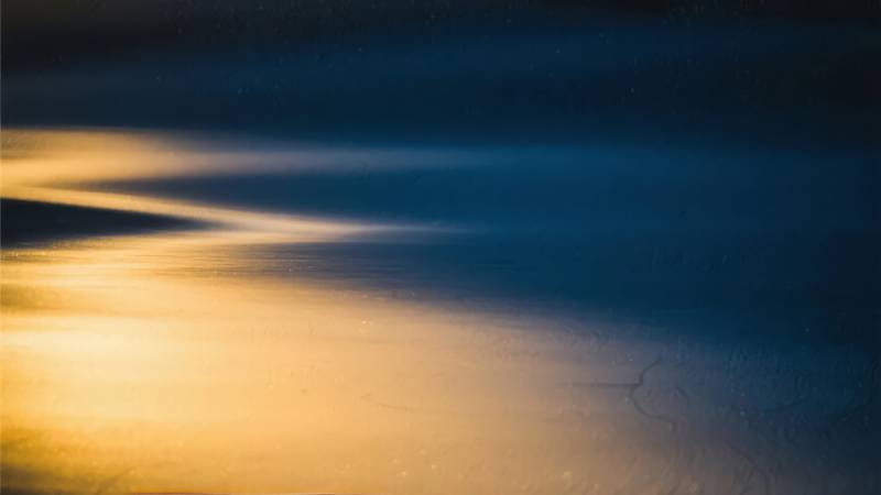 光影交错的湖面图片