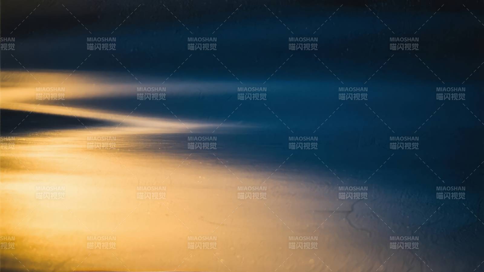 光影交错的湖面图片