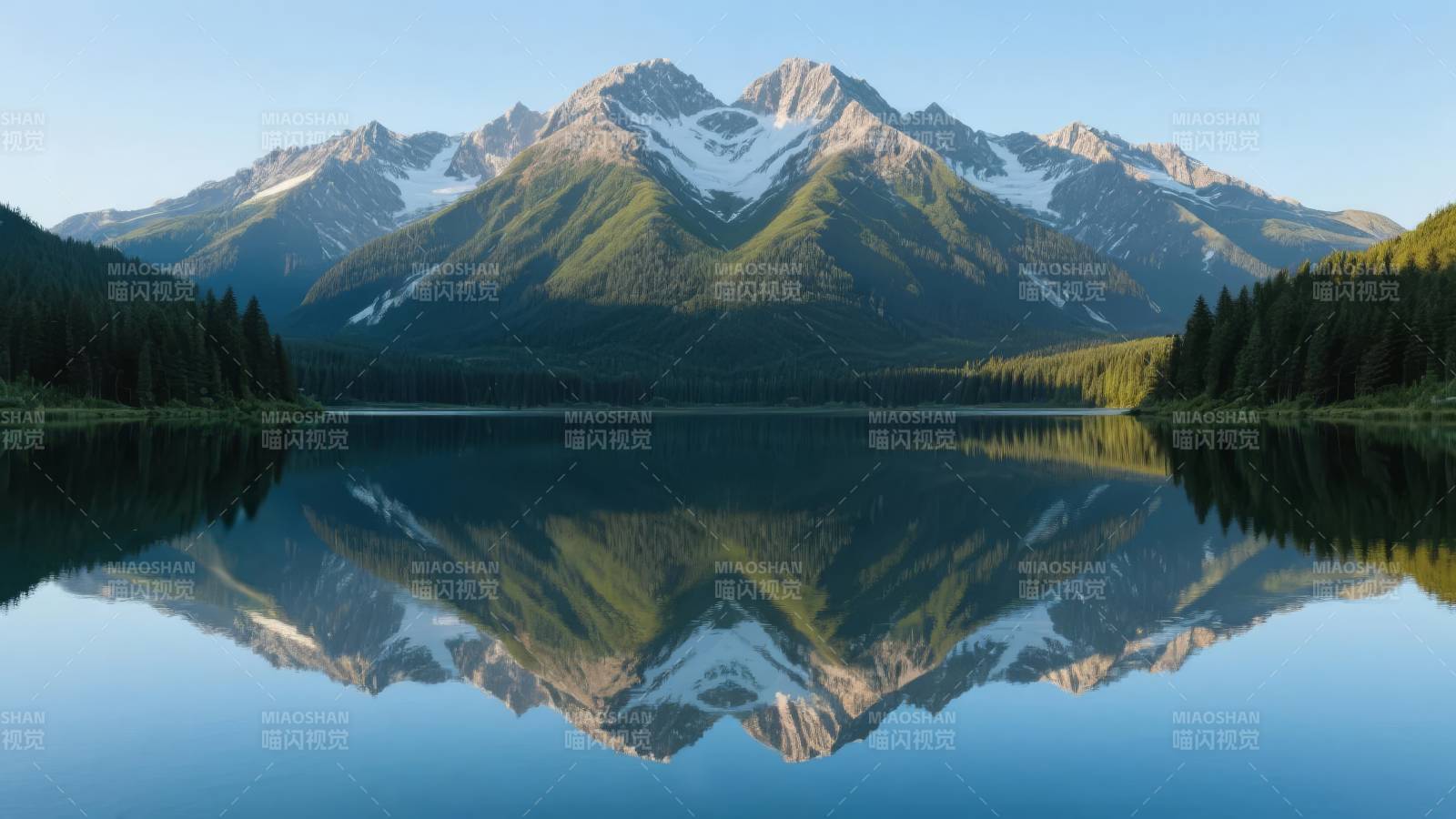雪山倒影湖中图片