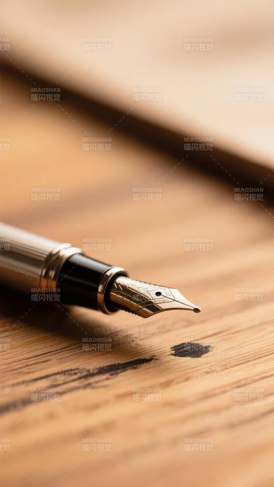 钢笔静置于木桌图片