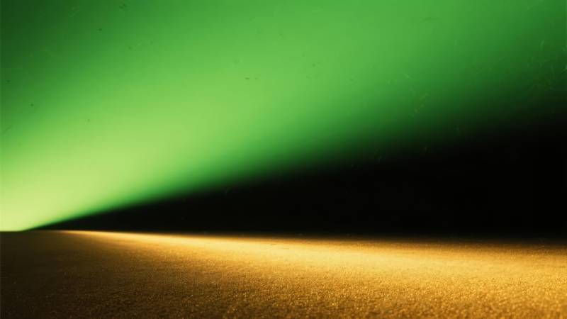 极光映照雪原图片