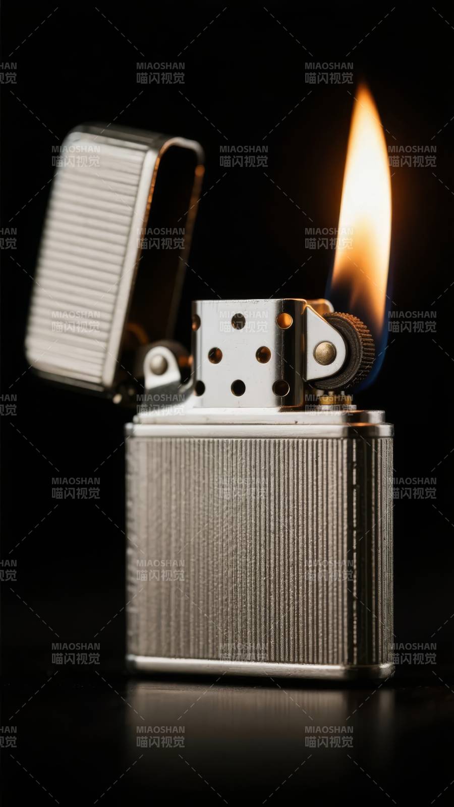 打火机点燃瞬间图片
