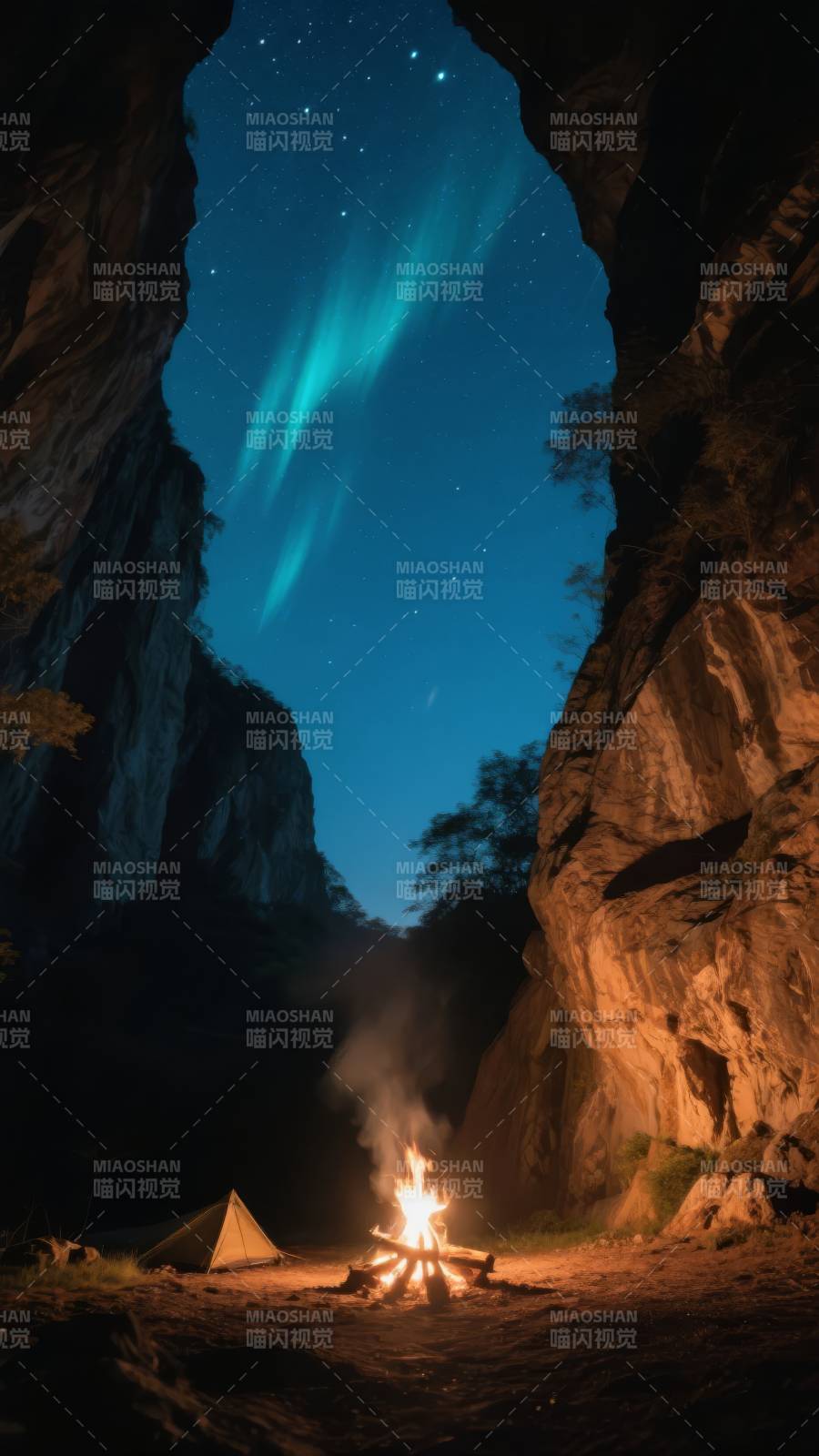 洞中篝火映极光图片