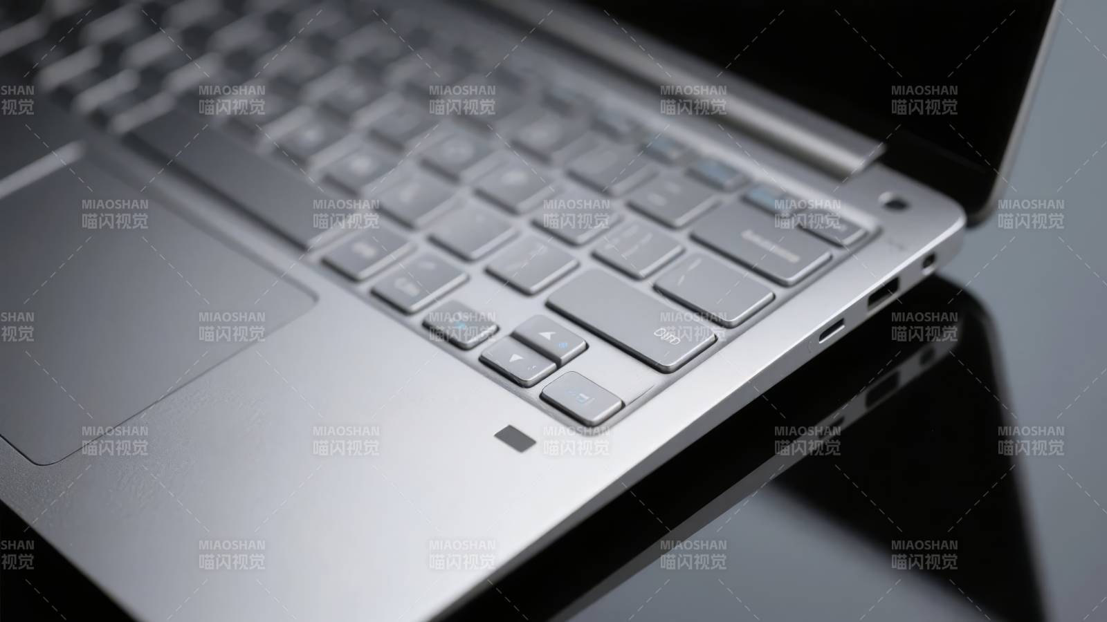 银色笔记本键盘特写图片