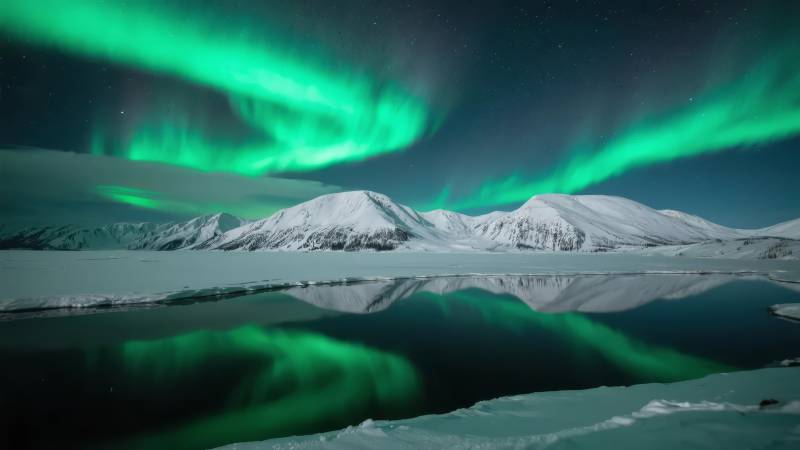 极光映雪山图片