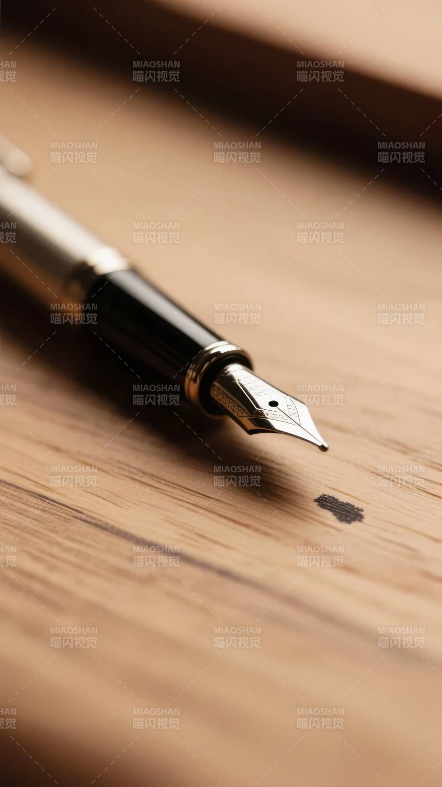 钢笔静置于木桌图片