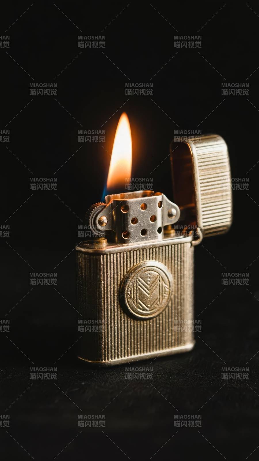 金色打火机点燃瞬间图片