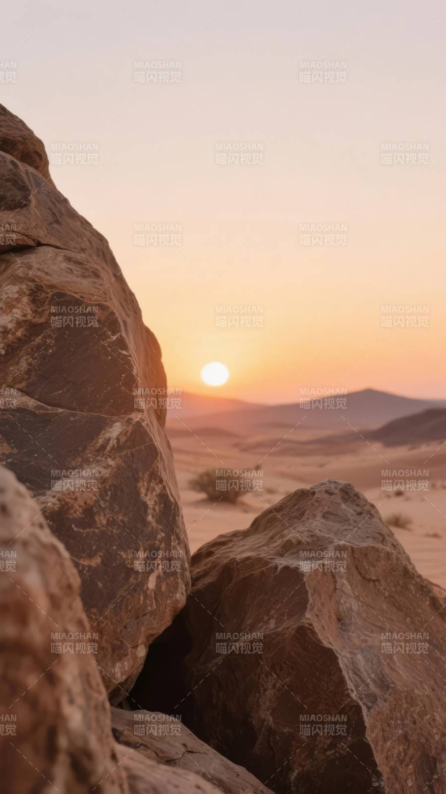 沙漠日落岩影图片