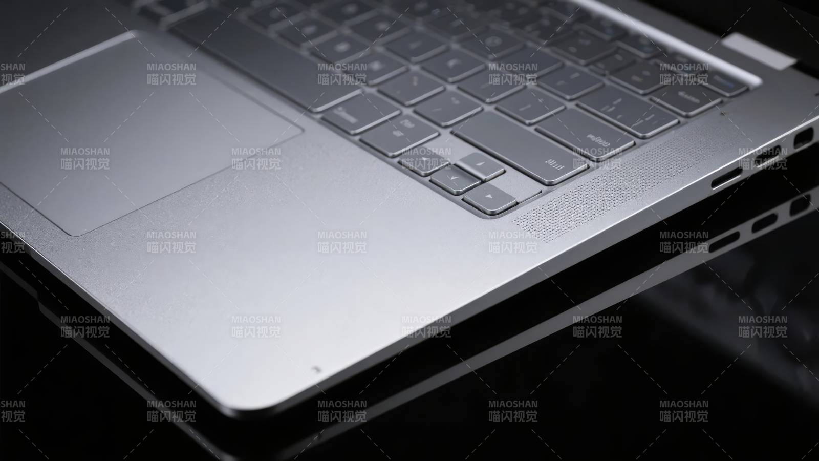 银色笔记本特写图片