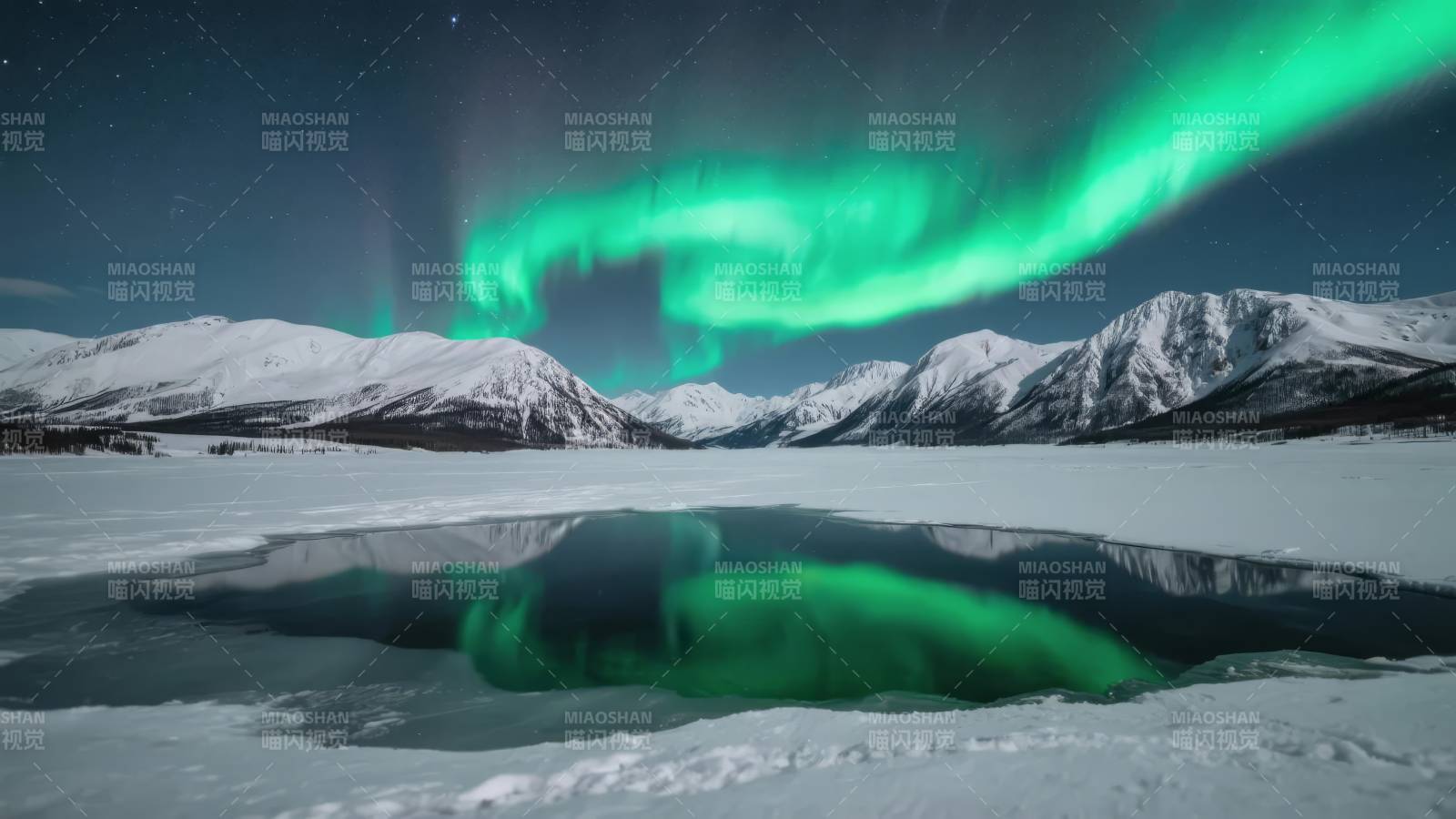 极光映雪原图片