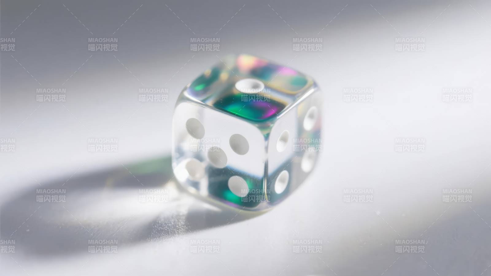 透明骰子光影交错图片