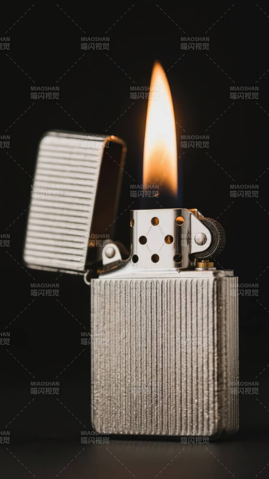 金属打火机燃起火焰图片