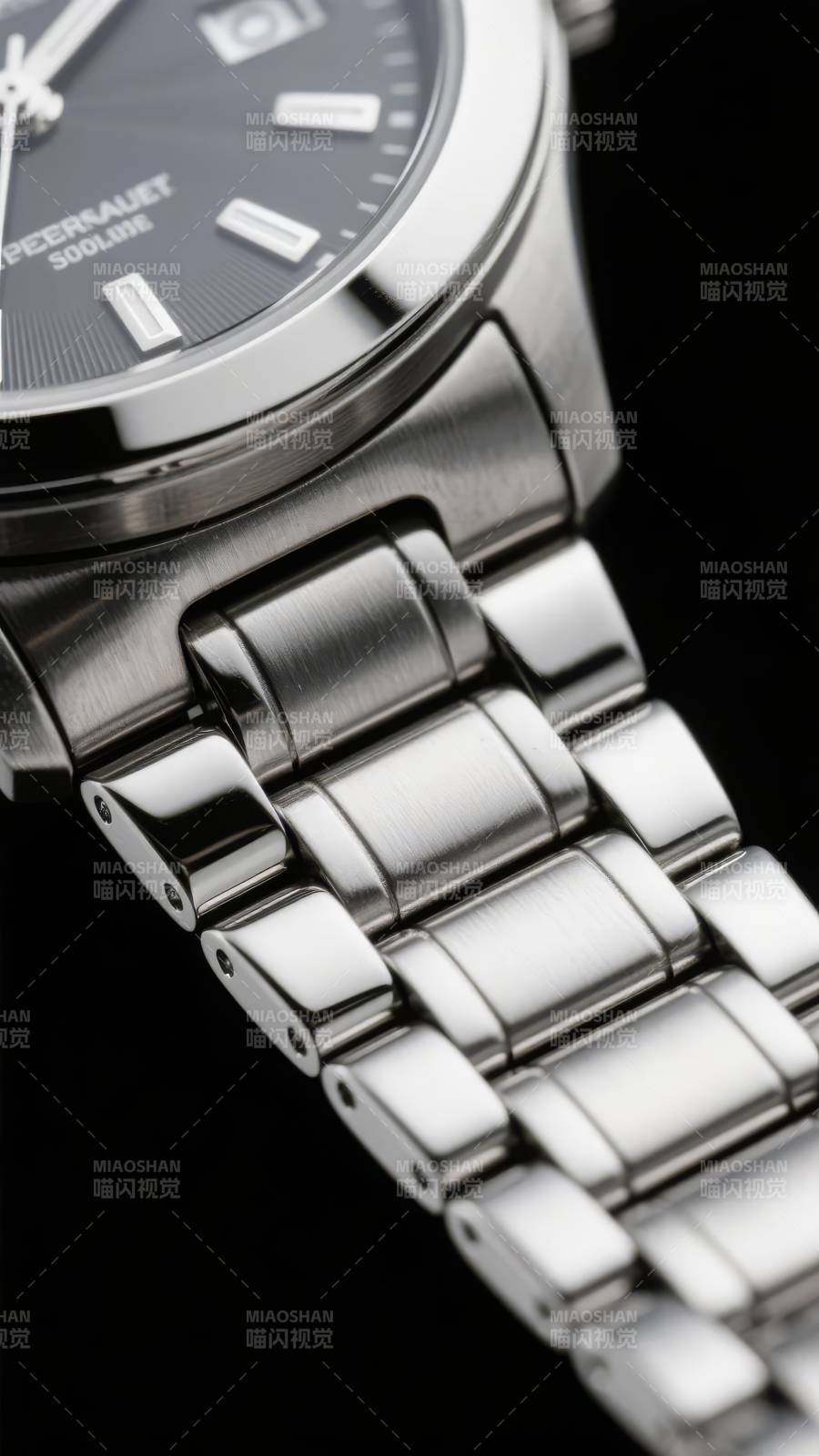 精致金属腕表特写图片