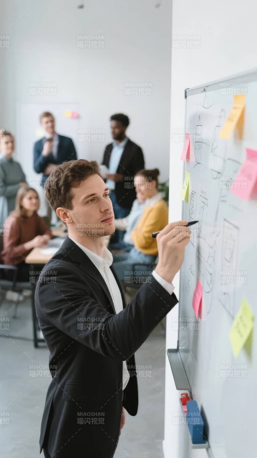 白板前的专注讲解图片